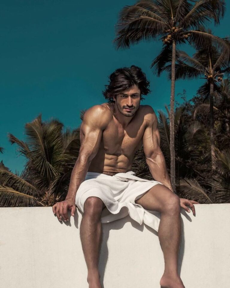 Vidyut Jammwal Instagram - @haiderkhanhaider I don't know whether to thank you for this picture or for ensuring I keep the towel on :)