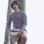 Vidyut Jammwal Instagram – #Bollywood #LowerBodyWorkout #InShape #Photoshoot #Goa #Poser #POTD #ActionHero #IntenseYetCool
