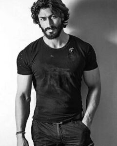 Vidyut Jammwal Instagram - I LOVE YOU!!
This is for everyone who messages me..

You are probably thinking “I DONT KNOW MOST PEOPLE “
But
If people can hate for no reason..
I can love😍..
#MYlearningFROMsocialMEDIA

#kalaripayattu