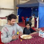 Vidyut Jammwal Instagram – Training him to never CHEAT ..
I don’t believe in Cheat meals.. I eat what I crave for ..MENTAL happiness BHI KOI CHEEZ HOTI HAI🎉..
#SANAK
#sunshinepictures #yummySHOOTINGsnack
#HarshdeepAlag #BetweenTheCuts