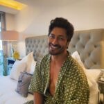 Vidyut Jammwal Instagram - After long exhausting shoots, I love catching up on some healthy sleep to recover and recharge! So there is no way I would compromise on the hygiene of my mattress. I'm using the @officialsleepwell Sleepwell mattress with Neem Fresche technology that protects me from germs and gives me a deep sleep. For more details visit: https://www.mysleepwell.com/neemfresche #Sleepwell #NeemFrescheTechnology