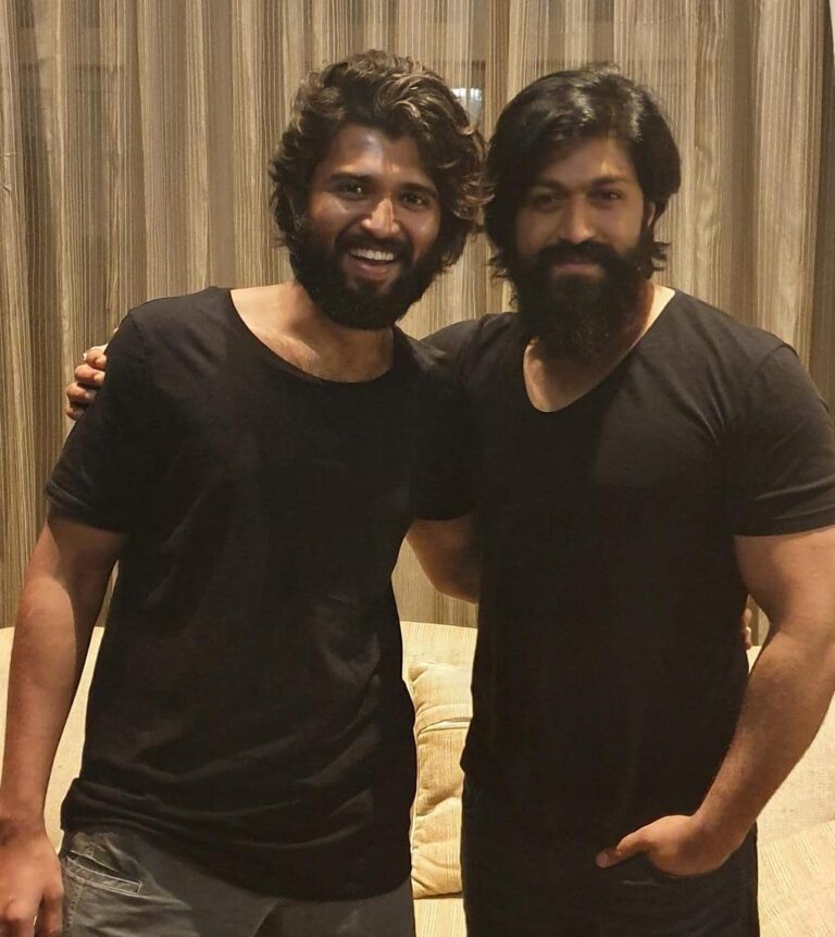 Vijay Deverakonda Instagram - Bonding over our pasts, our futures, conversations, laughs and ambitions ✊🤗