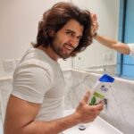 Vijay Deverakonda Instagram - Chilling is done, got back to discipline today! Hard evening workout session - done ✅ Cold shower with the refreshing Head & Shoulders with the power of Neem - done ✅ That’s my secret for Clean & Dandruff free hair and you can grab your bottle at upto 35% off on flipkart 😁👌🏽 #HeadandshouldersIndia #HeadandshouldersNeem #Dandrufffree