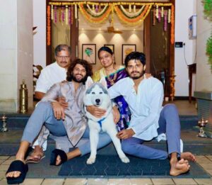 Vijay Deverakonda Instagram - I had a mad good Diwali :))

And I am Sending lots of love to you and your families 🤍🤗😘

Full love,
Vijay