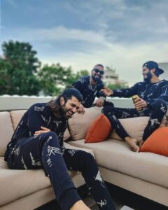 Vijay Deverakonda Instagram - Good times & Great clothes 😉
Nowhere else in the world but - @therowdyclub! #DGAFcoords