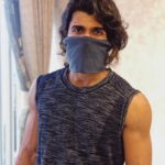 Vijay Deverakonda Instagram - My loves, Hope you are all staying safe🤗 Cloth face covering will help slow disease spread. Leave the medical masks for doctors and instead use a handkerchief Use a scarf or Use your mom's Chunni. Cover your face, stay safe. #MaskIndia