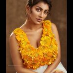 Yaashika Aanand Instagram – 🌼🌼🌼 
@nirmalvedhachalam @reenapaiva @mani_hairstylist @yoshnasbyela 

.
.
.
#yashika #yashikaaannand #iamk #biggboss #flowers #thala #dhuruvangalpathinaru