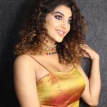 Yaashika Aanand Instagram - Curly hair ? Yay or nah ? ❤️ Wearing @archana.karthick Mua @b3bridalstudio Hair @durga_hair_stylist Choker @rahman_jewellery For @vijaytelevision #morratusingle . . #yashika #hindi #biggboss #tamil #curlyhair #iamk #biggbosstelugu4 #biggbosstamil #yashikaaannand