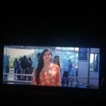 Yaashika Aanand Instagram – #throwback to the theatre response for one of my scenes from #IAMK #irrutuarayilmurratukuthu !! People cheering , whistling and calling my name out was just so unexpected 😇