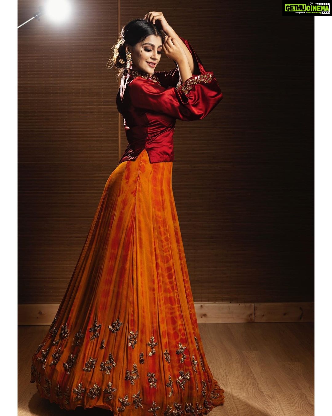 Yaashika Aanand Instagram - Wearing @studio149 Makeup n hair @vijiknr Photo courtesy @portraitsbypv Jewellery @bronzerbridaljewellery