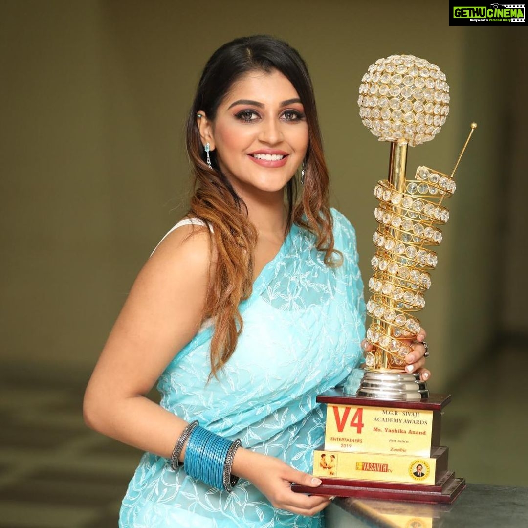 Yaashika Aanand Instagram - Thankyou !! Grateful always 🙏 best actress 🌸 2nd one in 2020 already . Nandri 🙏 Makeup @radha_makeup_artist Hair @saisubha_hairstylist / @dollupmakeover_artistry Photo courtesy @arunprasath_photography