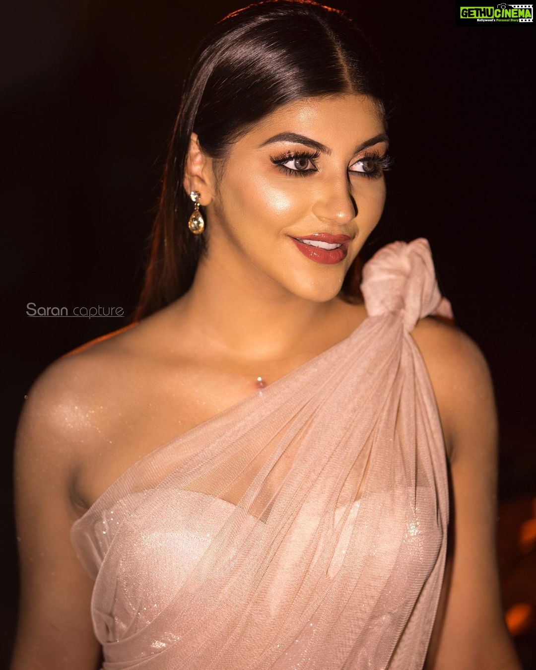 Yaashika Aanand Instagram - Set for The #ZeeCineAwards !! Makeup @artistrybyolivia 💄 Hair @jayashree_hairstylist ✨ Wearing @ardanaharanbridal 👗 On camera @sarancapture 📸