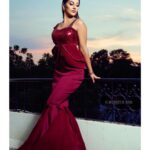 Yaashika Aanand Instagram - Event - #zeetelevisionawards @zeetv Wardrobe courtesy: // @studio149 Accessories : / / @kazowoman Styling : // @shimona_stalin Makeup : // @chisellemakeupandhair Hair : // @lavishlocks_by_ila Shot by : // @rohith_ssr