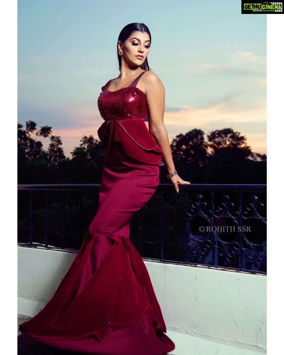 Yaashika Aanand Instagram - Event - #zeetelevisionawards @zeetv Wardrobe courtesy: // @studio149 Accessories : / / @kazowoman Styling : // @shimona_stalin Makeup : // @chisellemakeupandhair Hair : // @lavishlocks_by_ila Shot by : // @rohith_ssr