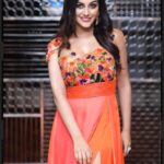 Yaashika Aanand Instagram - Choose your fav 😍 All ready to receive the award ( HEARTTHROB OF THE YEAR ) Wearing - @tamaarachennai Makeup - @artistrybyolivia Hair - @jayashree_hairstylist Photo credits - @karthikakphotography