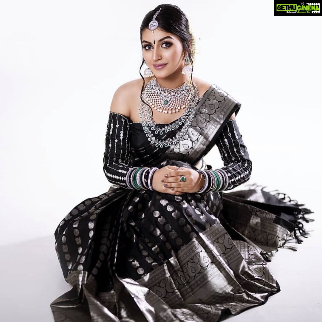 Yaashika Aanand Instagram - Photography - @charan_lif 📸 Make up - @hariharanarasu 💄 Hairdo - @makeupandhairbyrehana 💁♀️ Saree - @szari_the_best_of_six_yards 👗 Blouse - @tamaarachennai ✨ Jewelry - @swastika_charmz 💎 Bangles - @navrascollections 💕 Assisted - @thivyan0125_ ❤️ Location - @studiormcs 🗺