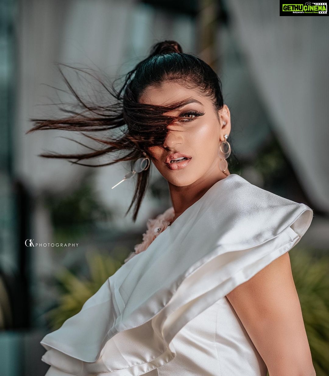 Yaashika Aanand Instagram - Staring right at you 😍 On camera : // @gk_.photography._ 📸 Designer/ Stylist : // @vynod.sundar Makeup n Hair : // @beautyunveiled_by_jeevi 💄 Outfit by: // @irisz_fashion_in_by_jayasudha Credits : // @mani_aka_mak ✨ Post Production : // @samnavyn Park Elanza