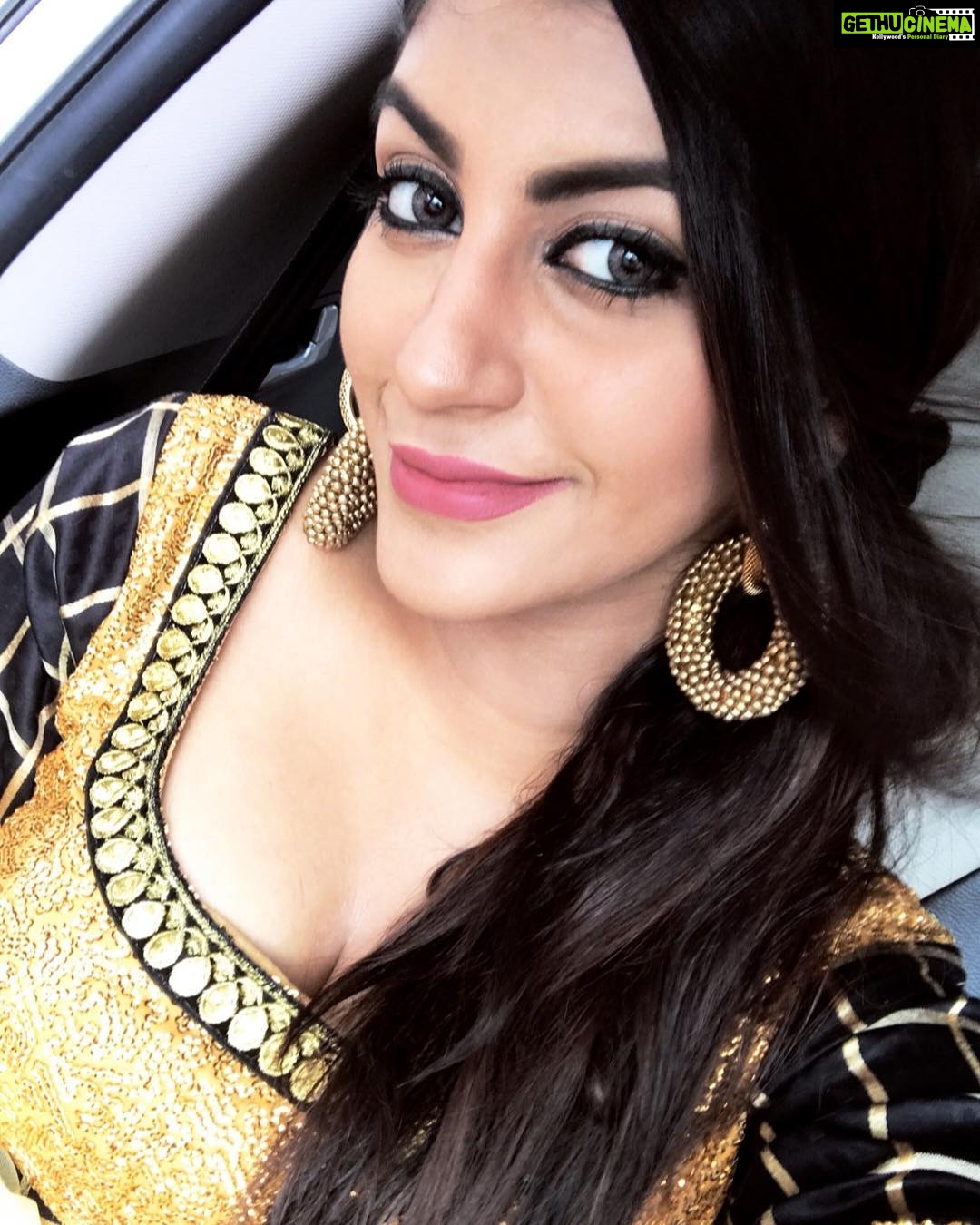 Yaashika Aanand Instagram - On the way to #stellamaris college for the inauguration of shopping Thiruvizha ❤️ Earrings from @swagsatrangi ❤️