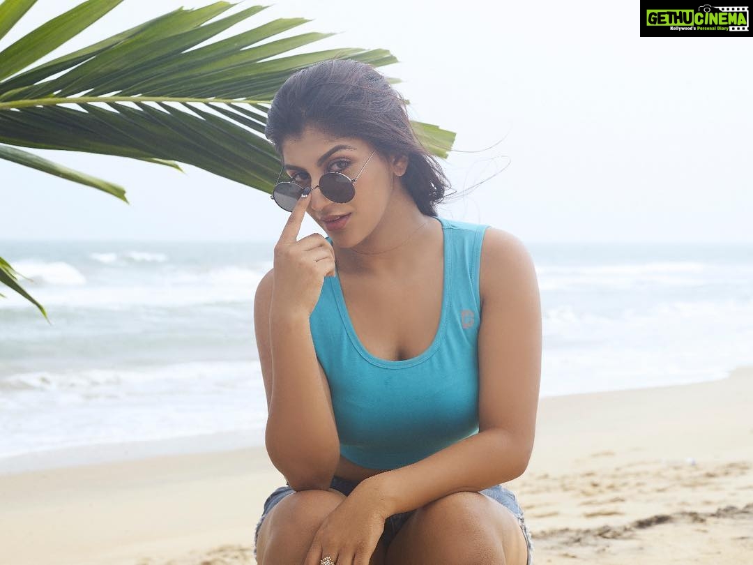 Yaashika Aanand Instagram - Face Icon of @dumbellwear π MUAH & styling @blushbynamithamua ππ Behind the camera @dinesh_baburaj πΈπ₯