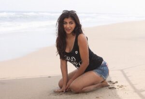 Yaashika Aanand Instagram - Face icon of @dumbellwear 🙏❤️ MUAH & Styling by @blushbynamithamua 💄👗 Behind The Lens. @dinesh_baburaj 📸