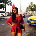Yaashika Aanand Instagram - While shooting the #mokkalovesong of #iamk ❤️ Did you watch the film ? Comment your opinions 👇👇 #kavya
