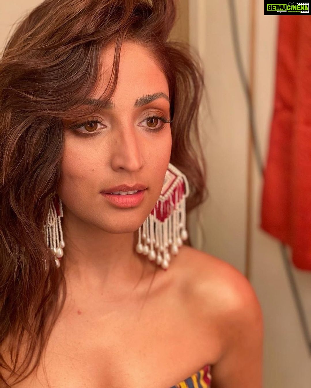 Yami Gautam Instagram - Happy वैलेण्टाइन’ day to me, from myself 😋 📷 @salechav P.S... even though I have never been a fan of this valentines celebration etc , I am so missing my Chandigarh days where almost the entire city (at least colleges & univ) looked RED & 🙈 #smalltowncharm #citybeautiful #memories❤