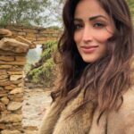 Yami Gautam Instagram - This is where 11 years back I started my journey as an actor, in the stunning Jaisalmer ! The memories of shooting my introduction scene are still fresh, which marked my brief stint in television ! Life has come about a full circle it feels ! I stand here at the same spot with my heart brimmed with nostalgia & gratitude 💕💕💕 📷 @flavienheldt #Bhootpolice