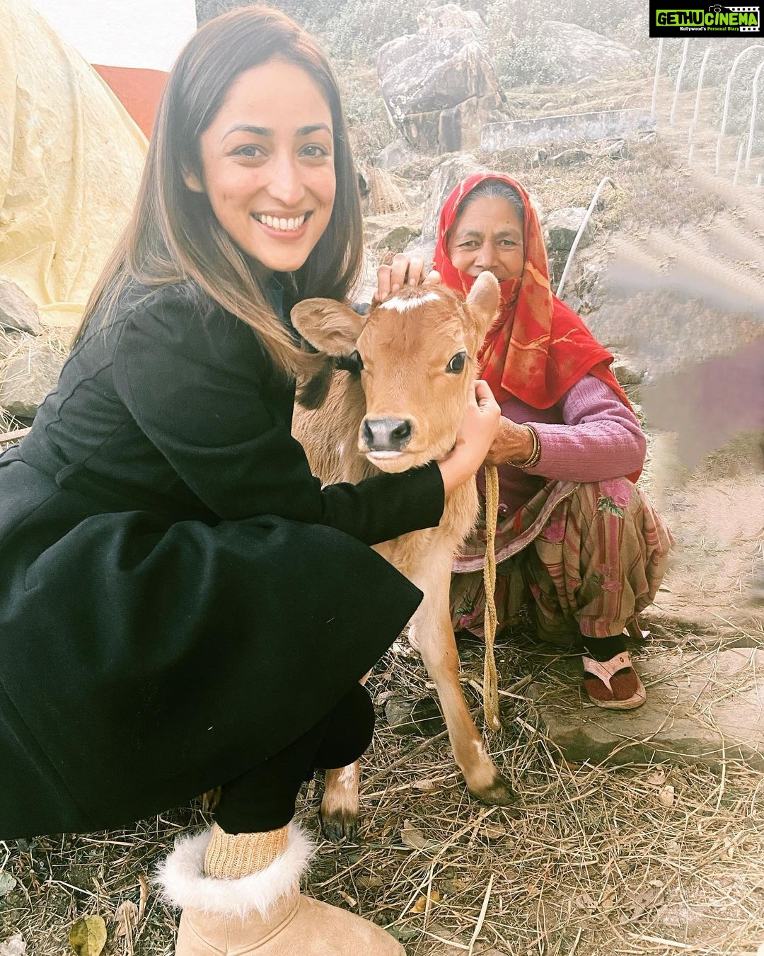 Yami Gautam Instagram - Meet 8-days old little ‘Gauri’, who is yet to get a name so I named her on my own ! Hugging ‘Gauri’ was such a heartwarming feeling. And such innocent local people who make the sweetest hosts & don’t think twice before offering tea just in exchange of a smile ❤️❤️❤️ #myhimachal #bhootpolicediaries Beautiful moment 📷 @flavienheldt Palampur