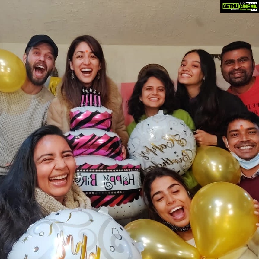 Yami Gautam Instagram - This is for my beautiful extended family ! Yes, when birthdays become working birthdays & you especially miss being with your family & close friends , it’s your team & colleagues who ensure that you feel nothing less special. To this beautiful team who made it absolutely a memorable one for me. Gratitude for having such good-hearted & loving people around me ❤️🙏🏻