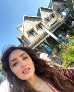 Yami Gautam Instagram - Can you guess which film in the 90s was shot at this beautiful heritage home 😌
#BhootPolice