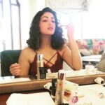 Yami Gautam Instagram - गिन्नी in the making 💄 #GINNYwedsSUNNY now streaming on @netflix_in