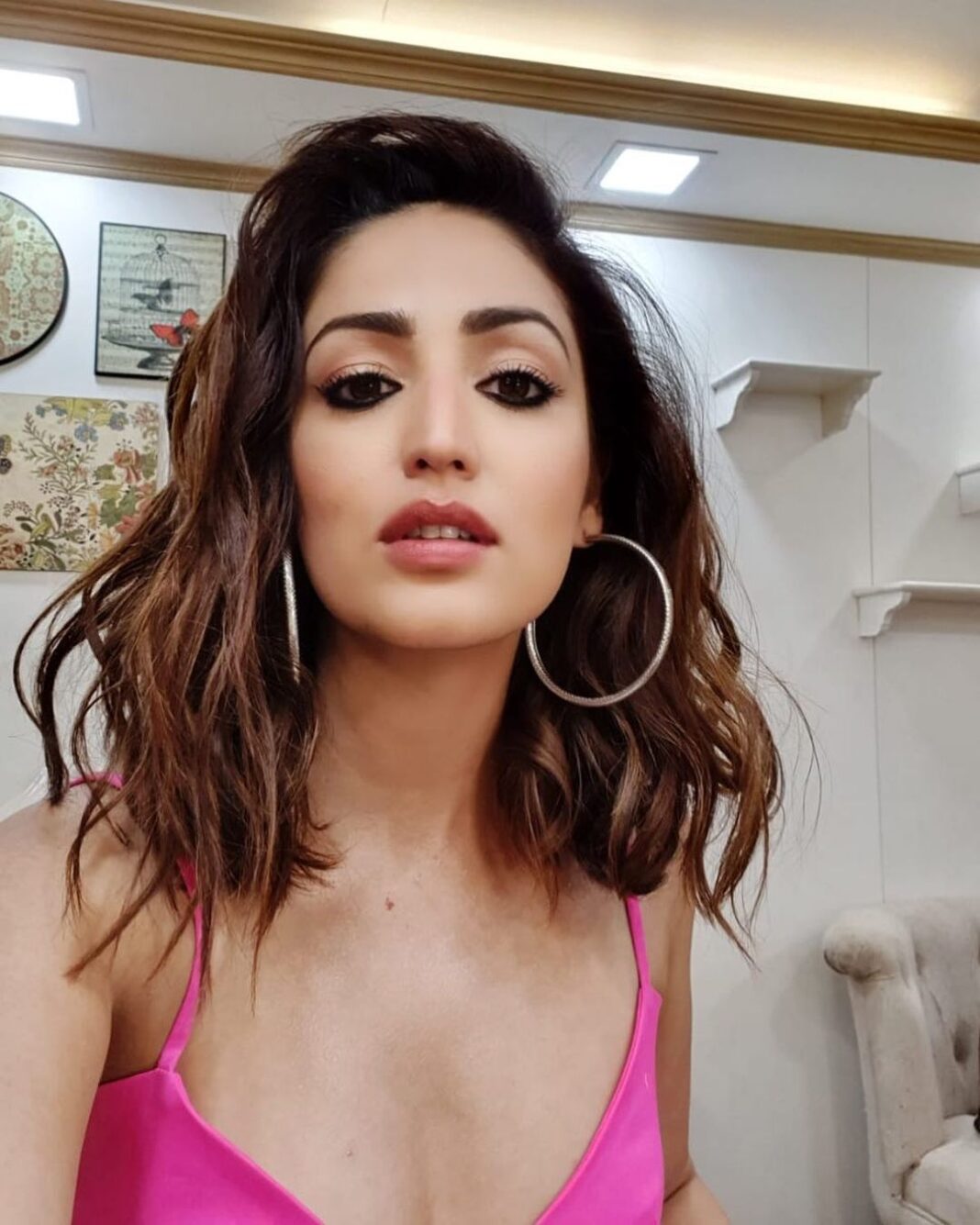 Yami Gautam Instagram - Vanity tale behind #saawanmeinlaggayiaag for my lovely Natasha who was constantly on her toes, heels & whatever it took to make me look #GINNY with her effortless (which takes effort, FYI😬) make-up & hair and my amazing Amandeep whose styling & on-set paparazzi skill is as on-point as her entertainment quotient. Both of them together are nothing less than fireballs of energy & laughter & tons of fun. Have made some amazing memories with them , which shall be cherished forever 💕 @hairgaragebynatasha @amandeepkaur87 #GINNYwedsSUNNY / October 9 / @netflix_in