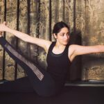 Yami Gautam Instagram - ‘Life is a balance between what we can control & what we cannot, I am trying to live between effort & surrender’ #krounchasana (revolved)- stimulates abdominal organs, tones the core & improves digestion ! Also helps those with flat feet ( that’s me🙈🦶)