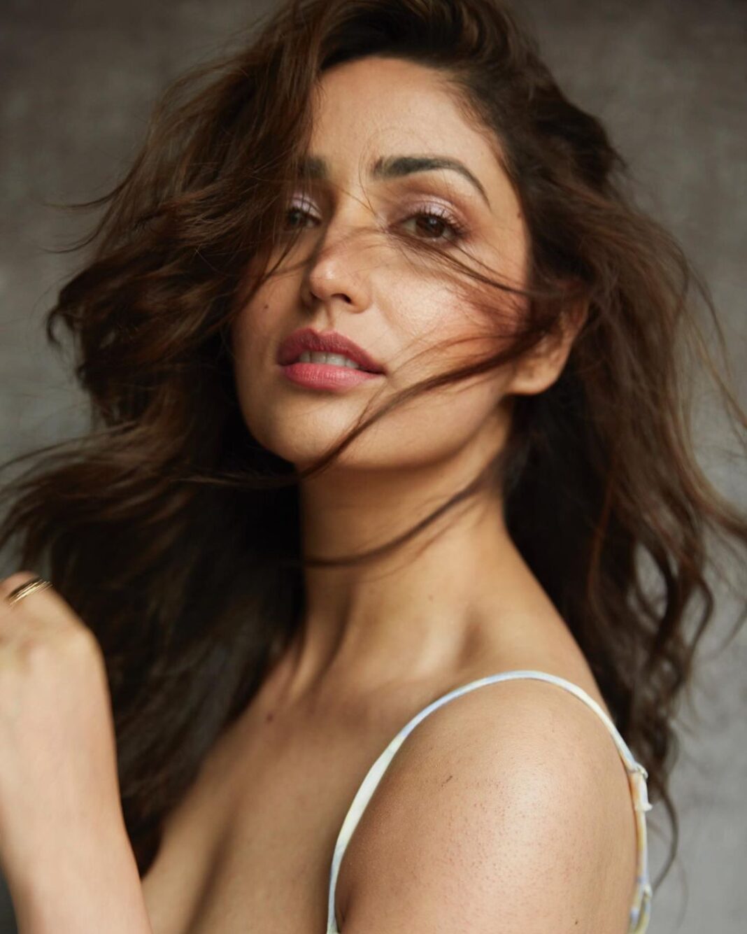 Yami Gautam Instagram - Hello my insta family, I recently shot for some images and just when they were about to go in for post-production (a common procedure) to conceal my skin-condition called Keratosis- Pilaris, I thought, ‘Hey Yami, why don’t you embrace this fact and accept it enough to be OKAY with it. Just let it be... (Yes, I do talk out loud to myself🙋🏻♀). For those who haven't heard about this, it’s a skin condition wherein you get tiny bumps on the skin. I promise they aren’t as bad as your mind and your neighbor aunty makes it out to be 🙎🏻♀🤷🏻♀) I developed this skin condition during my teenage years, and there is still no cure for it. I've dealt with it for many years now and today finally, I decided to let go of all my fears and insecurities and found the courage to love and accept my ‘flaws’ wholeheartedly. I also found the courage to share my truth with you. Phew! 😅 I didn't feel like airbrushing my folliculitis or smoothing that ‘under-eye’ or ‘shaping up’ that waist a tiny bit more! And yet, I feel beautiful :) A special thanks to my amazing team ❤️ @alliaalrufai : styling @rahuljhangiani : photographer @amitthakur_hair : hair @mitalivakil : make-up