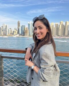 Yami Gautam Instagram - Touristy पेजिंग करते हुए मैं और मेरी टीम Dubai में 🕺🏻💜
#Shootlife #nofilter