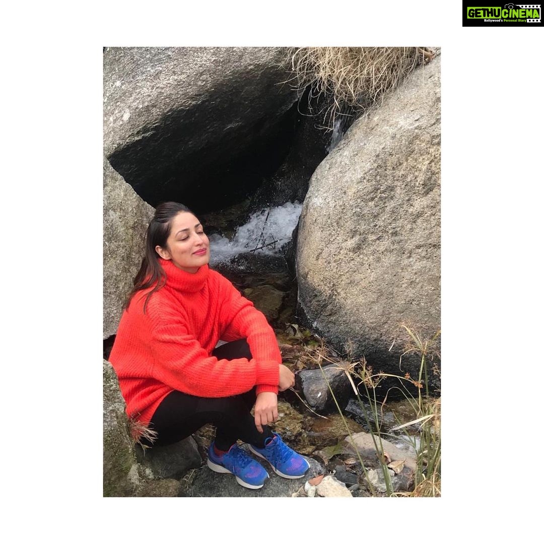 Yami Gautam Instagram - This moment captured shall forever remain special ! It was time spent with my family , in the lap of Nature - my beloved Himachal ! Simple yet beautiful moments, memories , life shared with people whom you love selflessly , leads to happiness , which in turn leads to good health ... #happyhealthday š #stayhome #staysafe