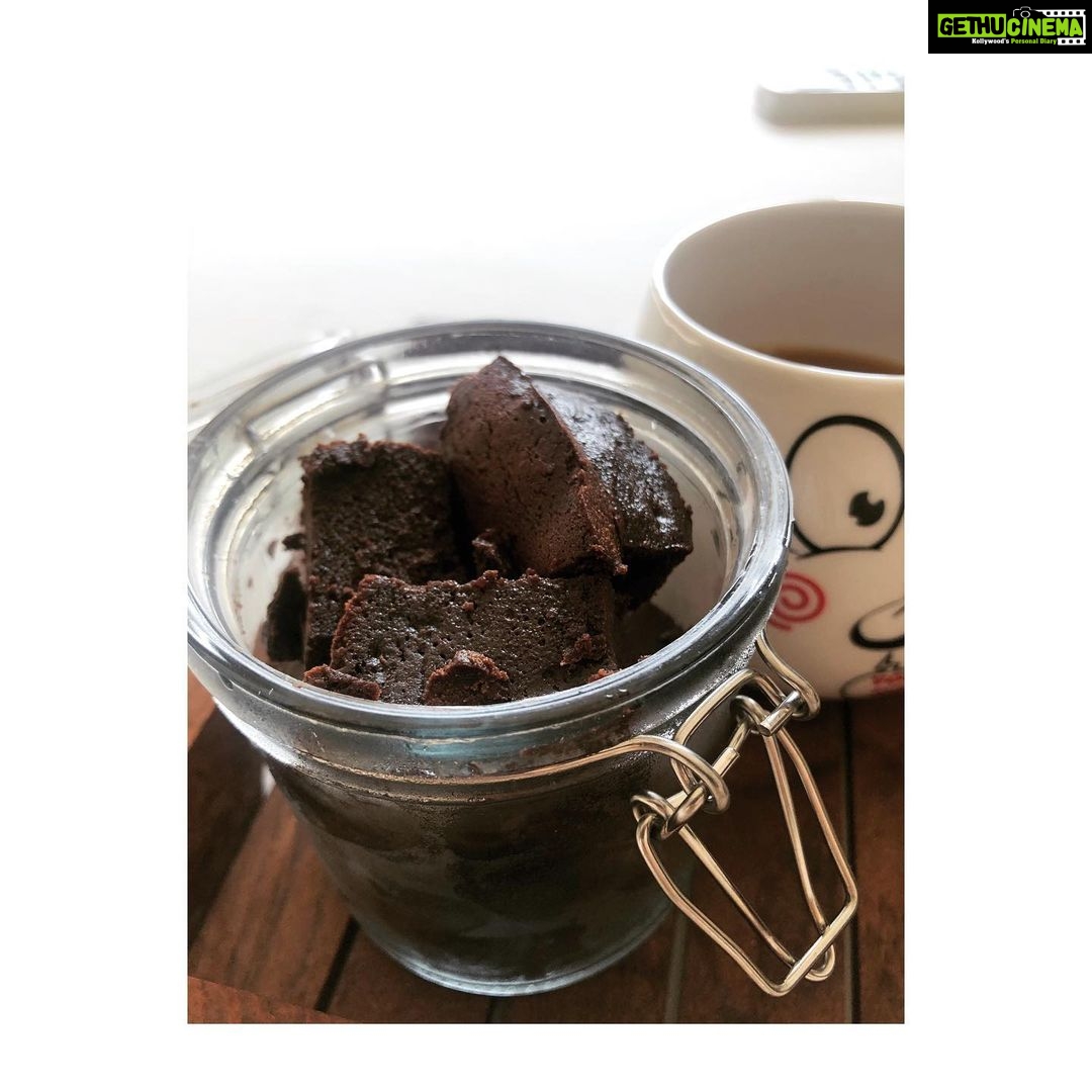 Yami Gautam Instagram - Baked a flourless, gluten-free dark chocolate cake 🤎 #stayhome #staysafe #dowhatyoulove ❤️