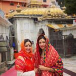 Yami Gautam Instagram - Since childhood , paying our respects to ‘Jwalamukhi Temple ‘ , Himachal , in our summer holidays was always a tradition ! There are memories which go beyond words ! I am a strong believer of good energy & this place shall always have a strong place in my heart ! And this tradition goes on , even though it’s winters now 😁😇 #gratitude #strength #faith🙏🏻 Jwalamukhi ज्वालामुखी शक्तिपीठ Himachal