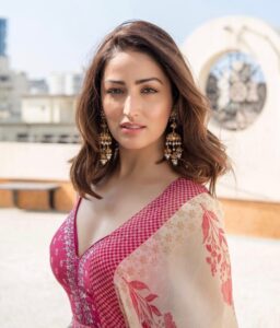 Yami Gautam Instagram - 💞✨ @alliaalrufai x @anitadongre 💄💇🏻‍♀️ @guyguia 📷  @rishabhkphotography