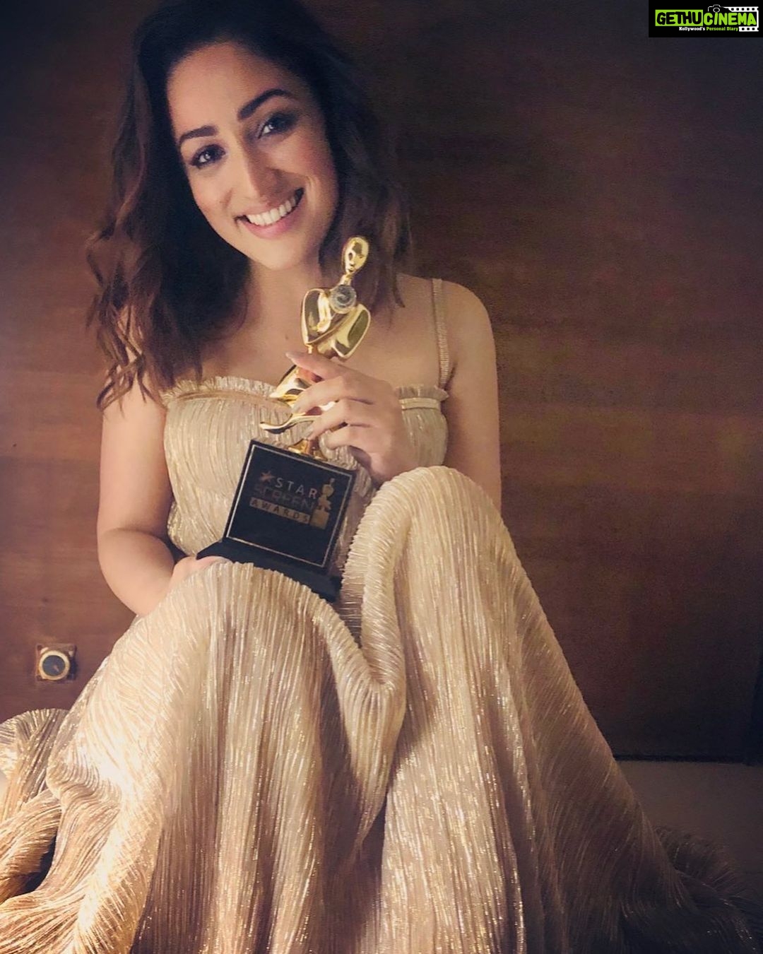 Yami Gautam Instagram - Best Actor in a Comic role π« You trusted me @amarkaushik with PARI , a role not many would have thought instinctively that I could perform ! Thank you, Amar for your faith & being such an incredible director ππ»β¨ #Bala #gratitude #starscreenawards2019