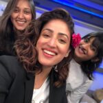 Yami Gautam Instagram - My Constant source of Vitamin-happiness & crazy-minerals 🤪🌺@hairgaragebynatasha & @amandeepkaur87 #lovethem #thingstheydotomyhair #iplaynoflowergirl 🤦🏻‍♀️ #GinnyWedsSunny #nofilter