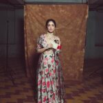 Yami Gautam Instagram - 🧡🤎 Outfit : @abrahamandthakore Jewels : @houseoftuhina Bag : @rubilxn Footwear : @therohanarora Styled by : @manishamelwani Assured by : @iambidipto_ @sanyakapoor Make up : @nehaseehra Hair : @salechav 📷 : @haranish.hrf