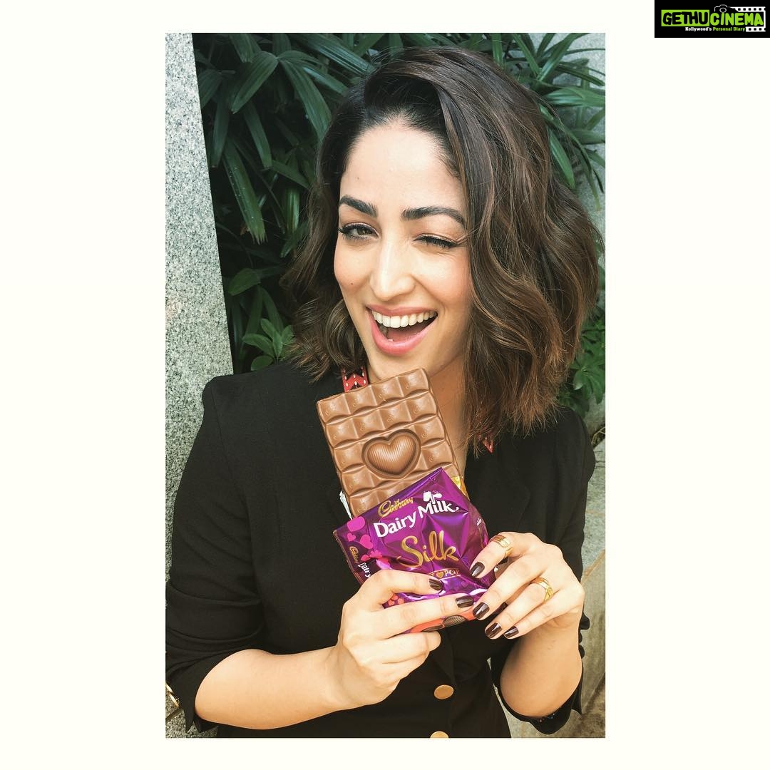 Yami Gautam Instagram - Happy Valentine's Day guys! If you have someone special in your life, all you have to do is pop your heart out to them! See! Like me :) #PopYourHeartOut #Sayitwithsilk @cadburydairymilksilk
