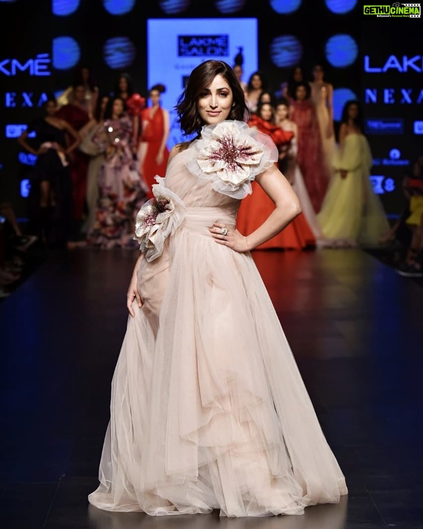 Yami Gautam Instagram - "Art of latte" with @gauriandnainika and @lakmesalon tonight for @lakmefashionwk !! Love love love ๐๐งก๐๐๐ Pic credits @ajaychaurasia20 Jio World Garden