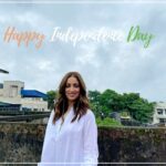 Yami Gautam Instagram - Grateful to be breathing under these free blue skies, each day. Filled with love and gratitude.🙏🏻 🇮🇳 #India #IndependenceDay #75years
