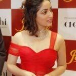 Yami Gautam Instagram – Guhawti has another reason to sparkle…💎 Go check out @reliancejewels Exquisite Fine Jewelry collections & avail their 100 plus stores celebratory offer of Up to 100% off on Gold & Diamond Jewelry making.

#RelianceJewels #BetheMoment #GrandLaunch #Gold #Diamond #Guwahati