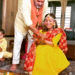 Yami Gautam Instagram - It took a wedding to finally have so many moments captured with my camera-shy father 🤪😍 Happy birthday to my amazing paa ❤️🤗 And your non-stop commentary is more prominent than all of us present together in the frame, eh @s_u_r_i_l_i_e 🤪😘 #myworld❤️
