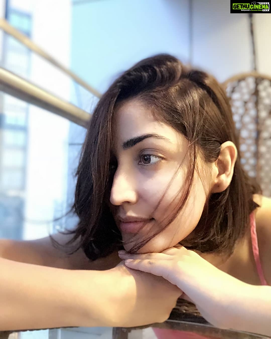 Yami Gautam Instagram - आगे भी जाने ना तू, पीछे भी जाने ना तू जो भी है, बस यही एक पल है..... #poeticevening #Sahirludhianvi #fanforever