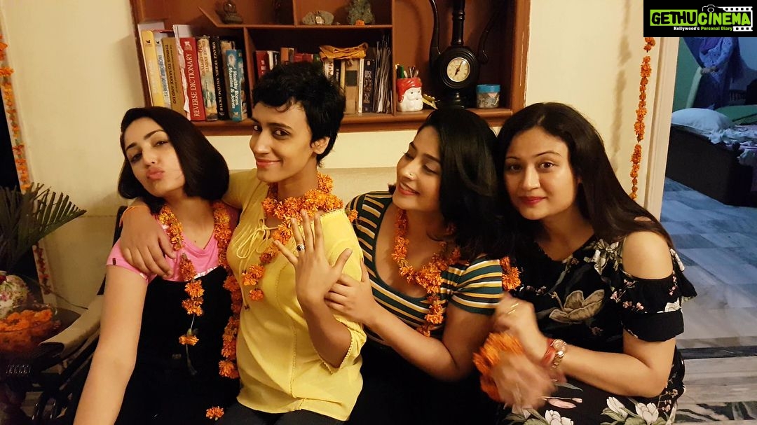 Yami Gautam Instagram - #gogokihogayishaadi #phasgayaabhaypassi #childrenforever #bond ❤️❤️❤️