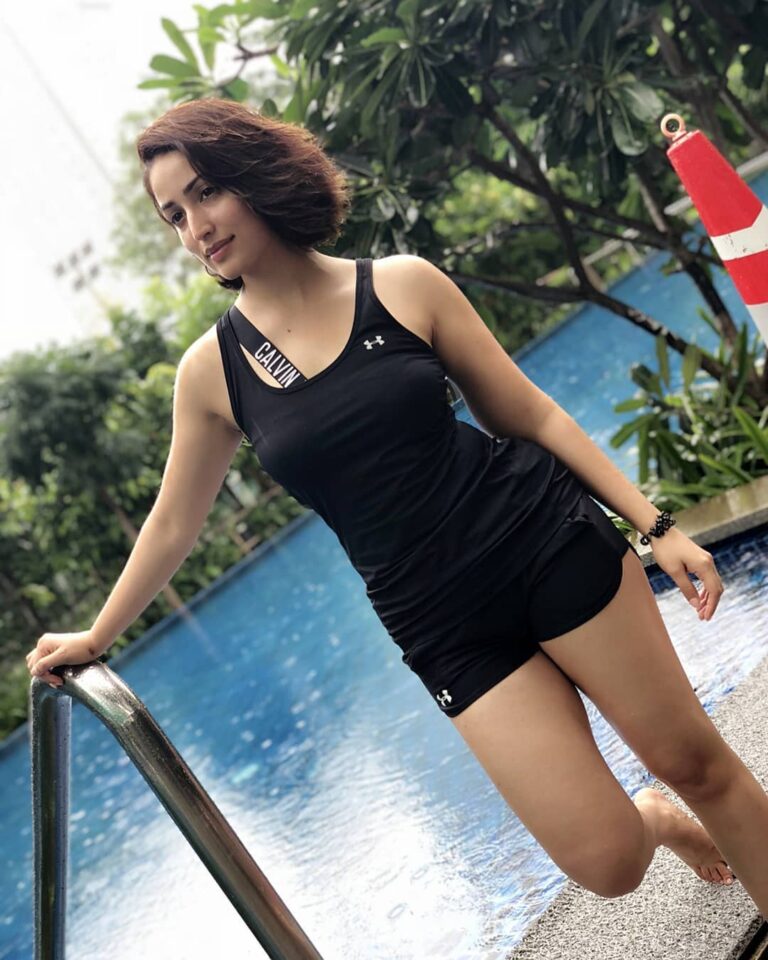 Yami Gautam Instagram - To swim or to workout .... can't make up my mind 😋 #tuesdaymotivation #nofilter